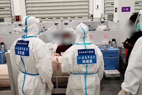 Semangat pasien melakukan latihan di RS kabin bergerak