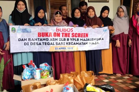 Siswa SLB Majalengka berbagi sembako saat Ramadhan