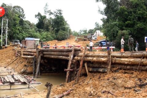 TNI buka akses jembatan penghubung enam desa di Barito Utara