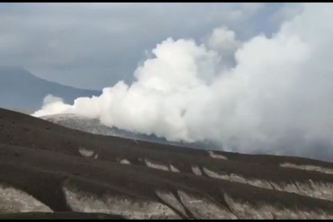 Erupsi gunung anak Krakatau berpotensi ganggu bongkar muat kapal