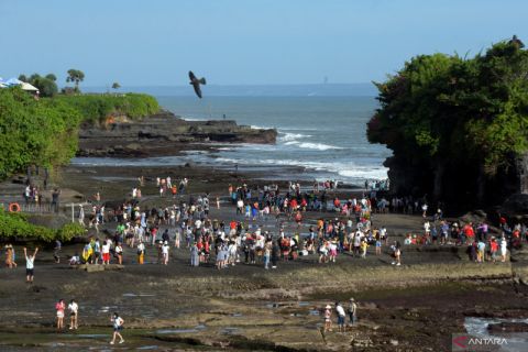 Kunjungan wisata di Tanah Lot Bali saat libur Lebaran