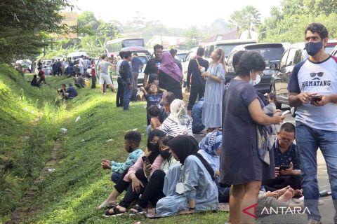 Wisatawan terjebak kemacetan akibat sistem buka tutup menuju Puncak Bogor