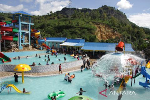 Libur Lebaran di tempat wisata Air Matua