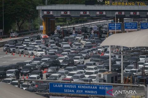 Kepadatan arus lalu lintas di Jalan Tol Jakarta-Cikampek arah Jakarta