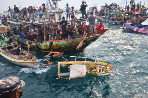 Tradisi Pesta Lomban di laut Jepara