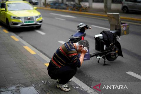 Terdampak penguncian di Shanghai, pekerja pengantaran barang tinggal di halte bus