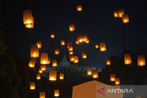 Sambut Waisak, ribuan lampion diterbangkan dari pelataran Candi Borobudur
