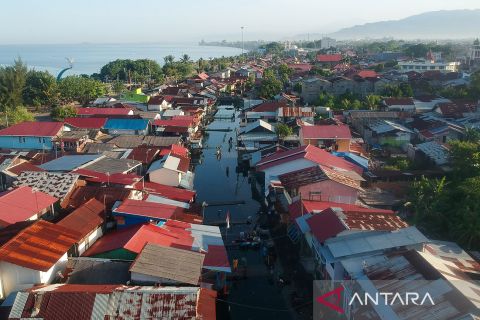 Banjir rob di perkampungan nelayan Kota Padang