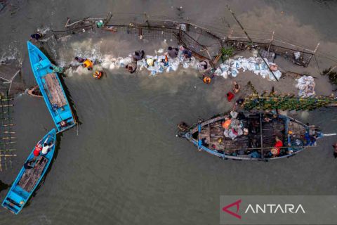 Penanggulangan tanggul jebol di kawasan Pelabuhan Tanjung Emas Semarang
