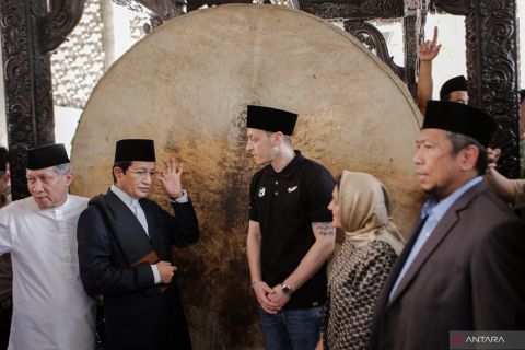 Mesut Oezil shalat Jumat di Masjid Istiqlal