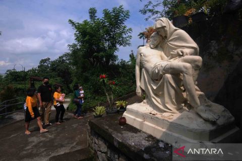 Wisata religi ke Gua Maria Mawar