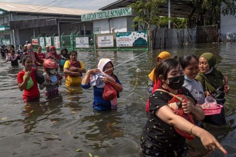Kondisi banjir rob di kawasan industri Pelabuhan Tanjung Emas
