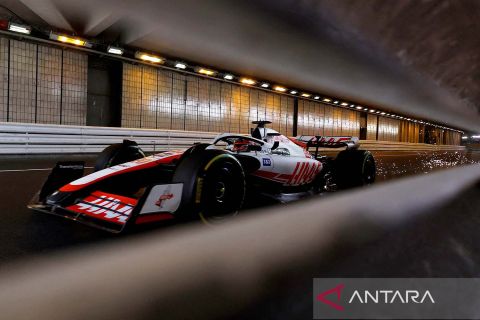 Aksi pembalap F1 pada sesi latihan Grand Prix Monaco