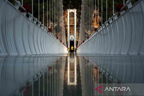 Jembatan kaca Bach Long Bridge pecahkan rekor terpanjang di dunia