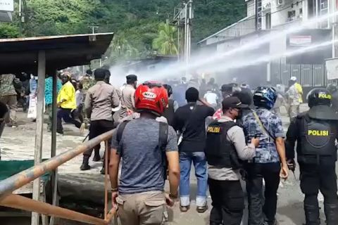 Aparat bubarkan paksa unjuk rasa penolakan DOB di Jayapura