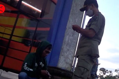 Petugas Gabungan sidak pendatang di Terminal Mengwi