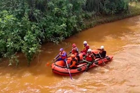 Basarnas cari pekerja tambang yang terseret arus sungai di Kolaka