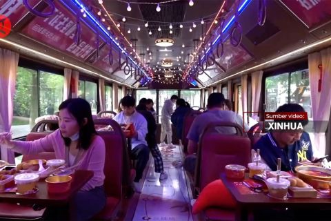 Bus bertema hot pot diluncurkan di Chengdu, China barat daya