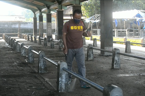 Cegah wabah PMK, pasar hewan di Magelang disemprot disinfektan