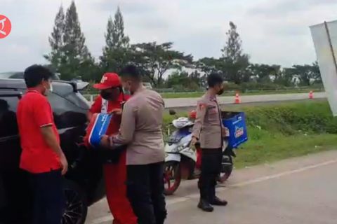 Ketika polisi bantu pemudik di Tol Cipali yang kehabisan BBM