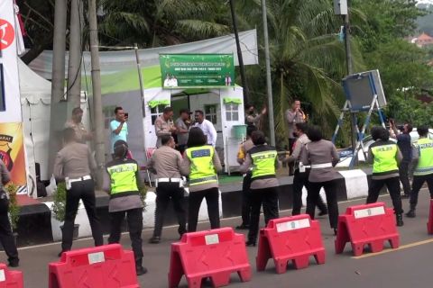 Personel kepolisian hibur pengendara di Nagreg