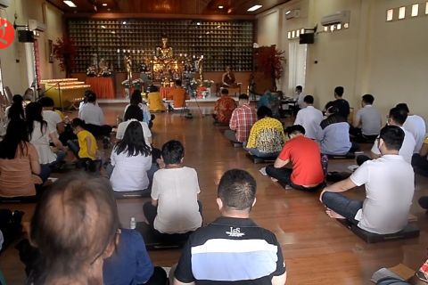 Puja Bhakti Waisak di Manado berlangsung sederhana dan khidmat