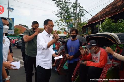 Sambangi Malioboro, Presiden bagikan sembako