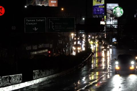 Tingginya aktivitas masyarakat, One Way puncak diterapkan hingga malam