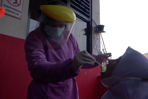 Evaluasi PTM, guru dan murid Kota Tangerang jalani tes usap PCR