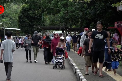 Lebaran kedua, Taman Margasatwa Ragunan mulai dipadati pengunjung