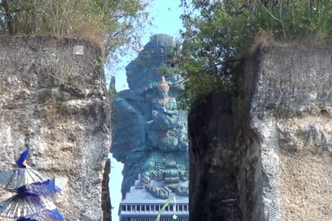 Melihat panorama Pulau Bali dari lantai 23 Patung GWK