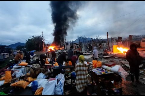 OTK bakar rumah, ratusan warga mengungsi di Pos TNI-POLRI di Dogiay
