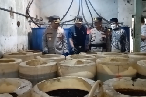 Polisi segel pabrik miras di Sidomulyo, Madiun