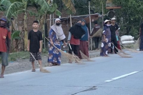 Potret para penantang maut mengais rezeki di Jembatan Sewo