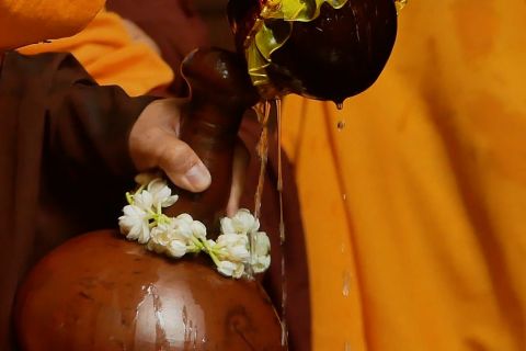 Prosesi pengambilan air suci Waisak di Umbul Jumprit