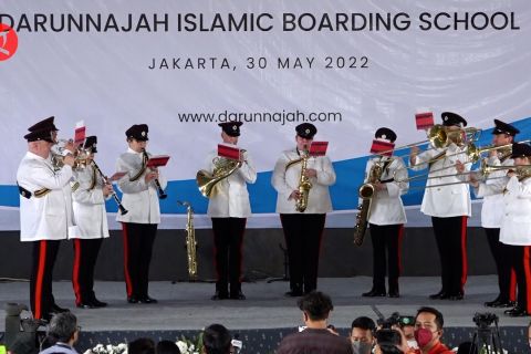 Saat band militer Inggris manggung di pesantren
