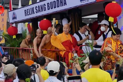 Umat Buddha gelar kirab Waisak dari Candi Mendut ke Borobudur