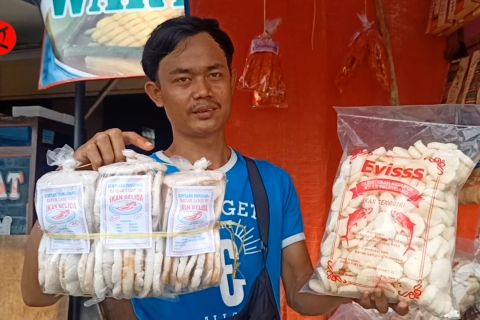 Kerupuk kemplang khas Lampung yang diburu pemudik