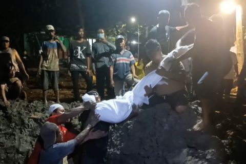 Sekeluarga korban kecelakaan bus wisata dikubur satu liang lahat