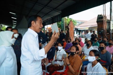 Presiden berikan bantuan sosial untuk pedagang pasar di Bali