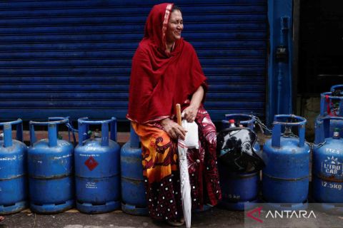 Warga antre beli gas LPG di tengah krisis ekonomi yang terus berlanjut di Sri Lanka