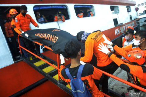 Evakuasi jenazah korban KM Ladang Pertiwi Dua