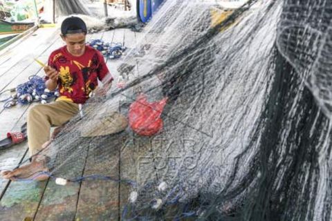 Perbaiki Jaring Ikan