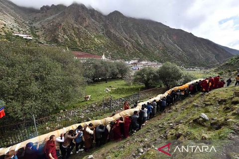 Ritual memajang thangka Buddha di Tibet