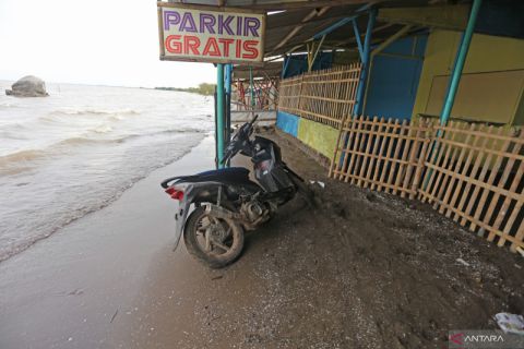 Abrasi di Pantai Karangsong Indramayu