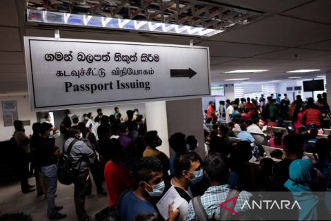 Krisis ekonomi melanda, warga Sri Lanka rela bermalam demi dapatkan paspor