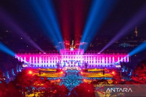 Konser Vienna Philharmonic di taman Istana Schoenbrunn Wina