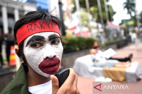 Aksi teaterikal Mahkamah Konstitusi Bukan Mahkamah Kasur