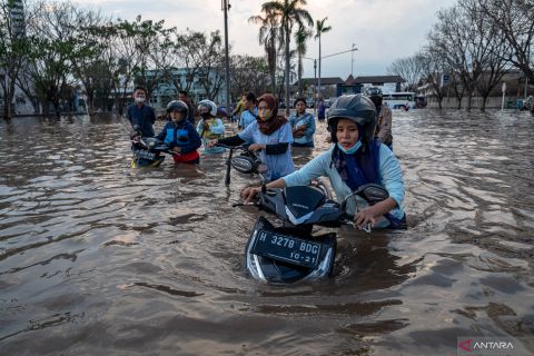 Banjir rob kembali rendam kawasan Pelabuhan Tanjung Emas Semarang