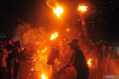 Tradisi perang obor di Jepara